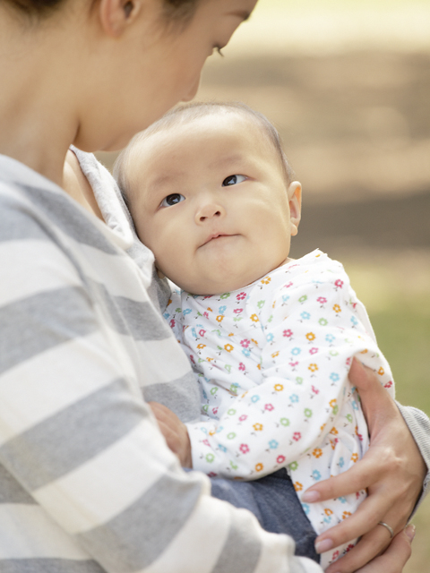 腰やおなかで抱いてませんか 赤ちゃんは胸で抱っこ 子育てお役立ち百科 こそだて